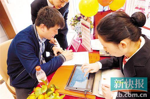 现场办理业务。 广东华兴银行映山红会员俱乐部曲奇饼干DIY亲子活动 以前天天盼着过节,一到节日爸爸妈妈就会带着我们去游乐园,简单的小礼物却带来很多的快乐。在物质愈加丰富的今天,孩子们每天都像在过节,衣服、零食都从不缺少。今年圣诞节该给孩子准备点什么呢? 松脆的曲奇饼干一直深受大人和小朋友的喜爱,不仅美味而且小巧可口,制作起来也简单。很多人会在自己家里制作,让小朋友作为健康的小零食。广东华兴银行心存感恩,以客户服务宗旨回馈映山红俱乐部会员,珠海分行特在12月20日上午举办的曲奇饼干DIY亲子活动。