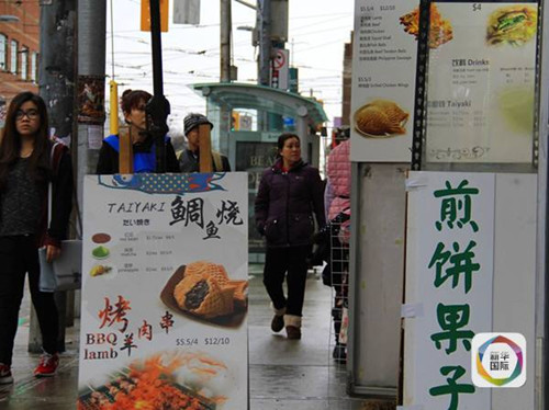 　　图为多伦多唐人街的煎饼果子小店。（晏忠华 摄）