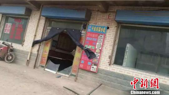 村民看到，该公司北门到中门附近的十几户民房受损，每家的玻璃几乎都被震碎，临街商铺的卷闸门被损坏。图片由目击者提供摄