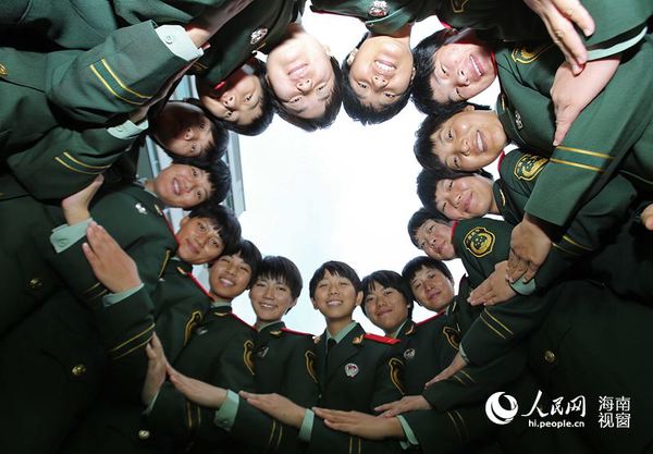 12月25日，武警海南省总队通信站的95后女新兵们快乐合影。
