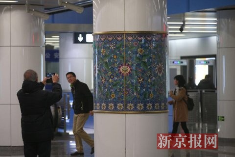 地铁景泰站站台柱子上镶嵌景泰蓝。新京报记者 王贵彬 摄