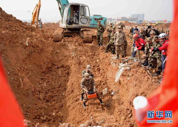 12月22日，救援人员在进行生命迹象探测。新华社记者 陈子夏摄