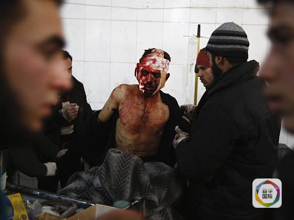 东姑塔区,一名男子在空袭中受伤。(图片来源:新华/法新)