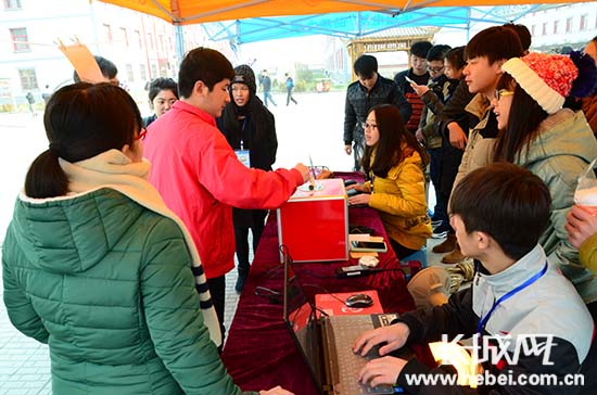 涓涓爱心汇暖流 轻工学院学生为白血病女生捐