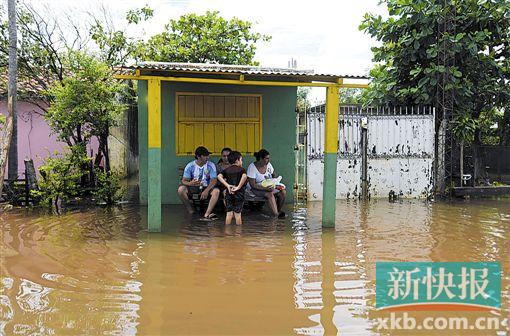 ■26日,在巴拉圭法尔孔,街道被洪水淹没。此次洪灾中受灾最重的是巴拉圭。CFP供图