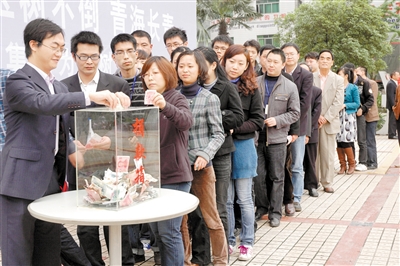 2010年4月，力帆集团职能部门近200名员工在捐赠仪式现场为灾区捐款近2万元。