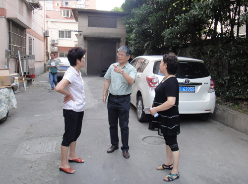 周哲在与居民进行沟通