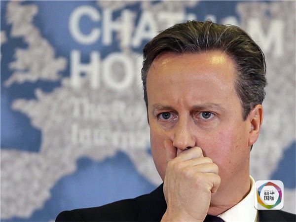 图为2015年11月10日，英国首相卡梅伦在伦敦一家智库发表关于英国与欧盟关系的演讲，身后是欧洲地图 。（新华/法新）