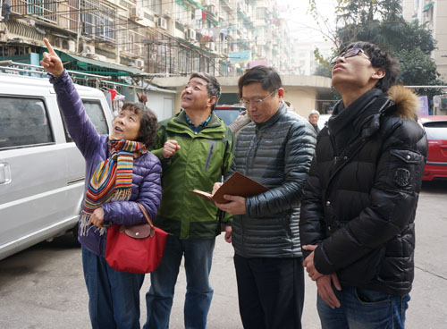 走访团队在现场查看违法建筑