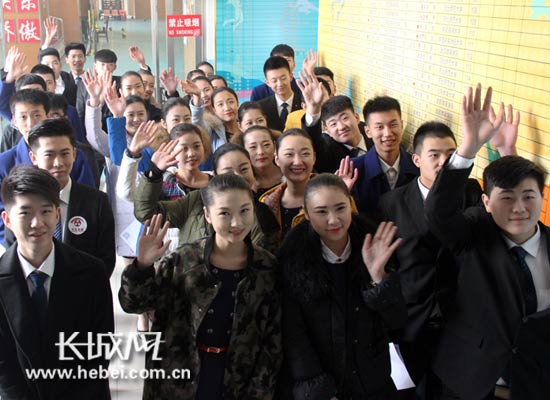 石家庄 空乘招生 现场 上千名 美女 帅哥 云集 (图)|