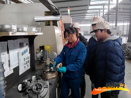 临西县三桥轴承制造有限公司工人在生产线工作。 齐彦红 摄