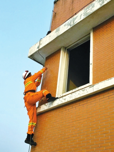 男子手持钢管闹跳楼 对赶来营救的消防员击打
