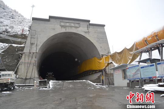 松潘隧道出口雪景 李四华、宾青 摄