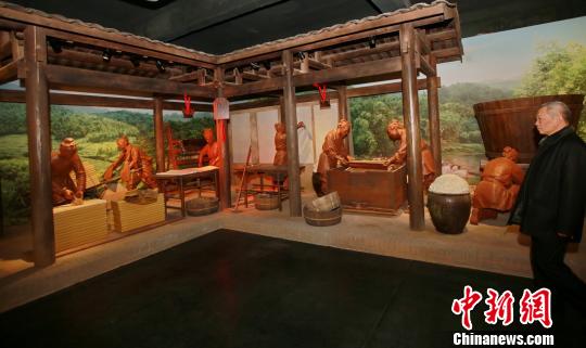 图为连城县博物馆民俗陈列馆，游客走过非物质文化遗产“连史纸”制作工艺再现场景。　黄水林 摄