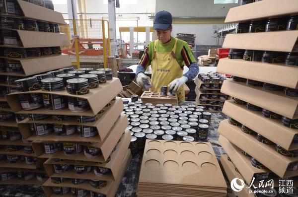 位于新建区的江西南方黑芝麻食品有限责任公司生产车间内，工人们正在包装成品，不久这些黑芝麻糊饮品将上市。
