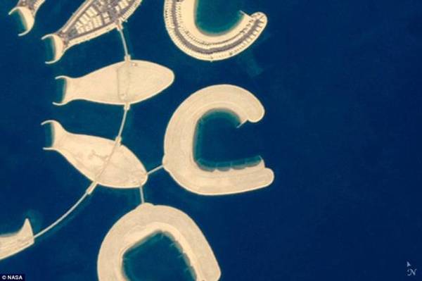 　　C：宇航员拍摄的巴林岛南端的人造岛屿↑
