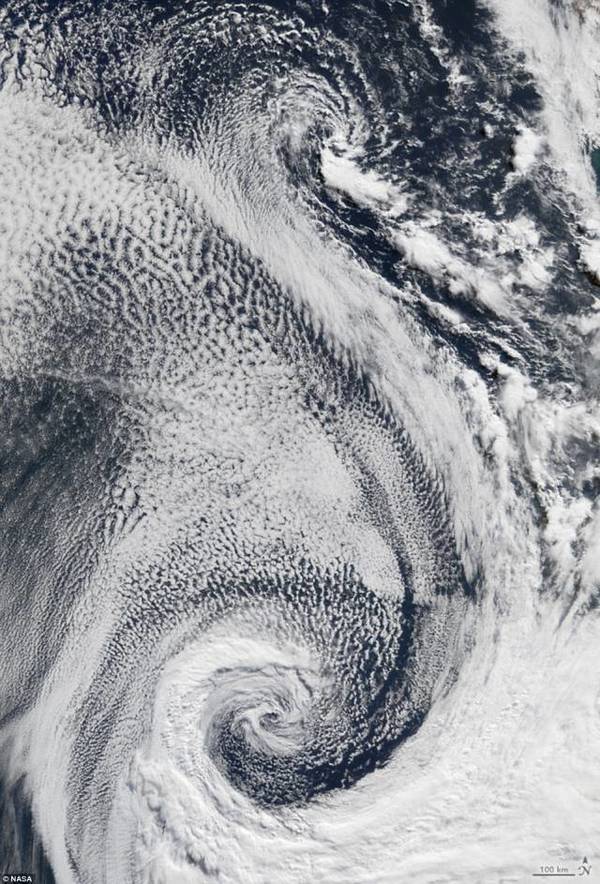 　　S：大西洋上空气流形成的双漩涡，图片来自Terra卫星的中等分辨率成像分光辐射计↑