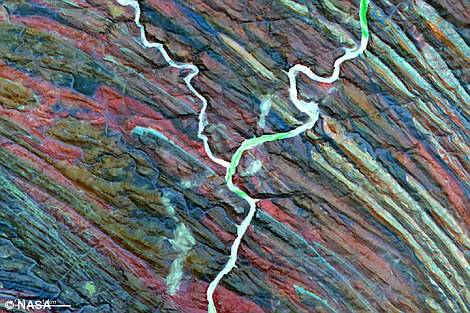 　　Y：纳米比亚乌加布河的伪色图，图片来自Terra卫星上的先进星载热辐射和反射辐射计↑