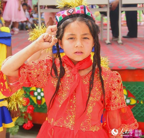 我和同学们在少先队队旗下庄严宣誓，戴上了鲜艳的红领巾，成为了一名光荣的少先队员，兴奋、骄傲从幼小的心灵深处萌发出来。