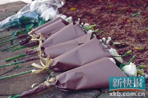 ■事发现场及同学们送的鲜花。    新快报记者 陈婕/摄
