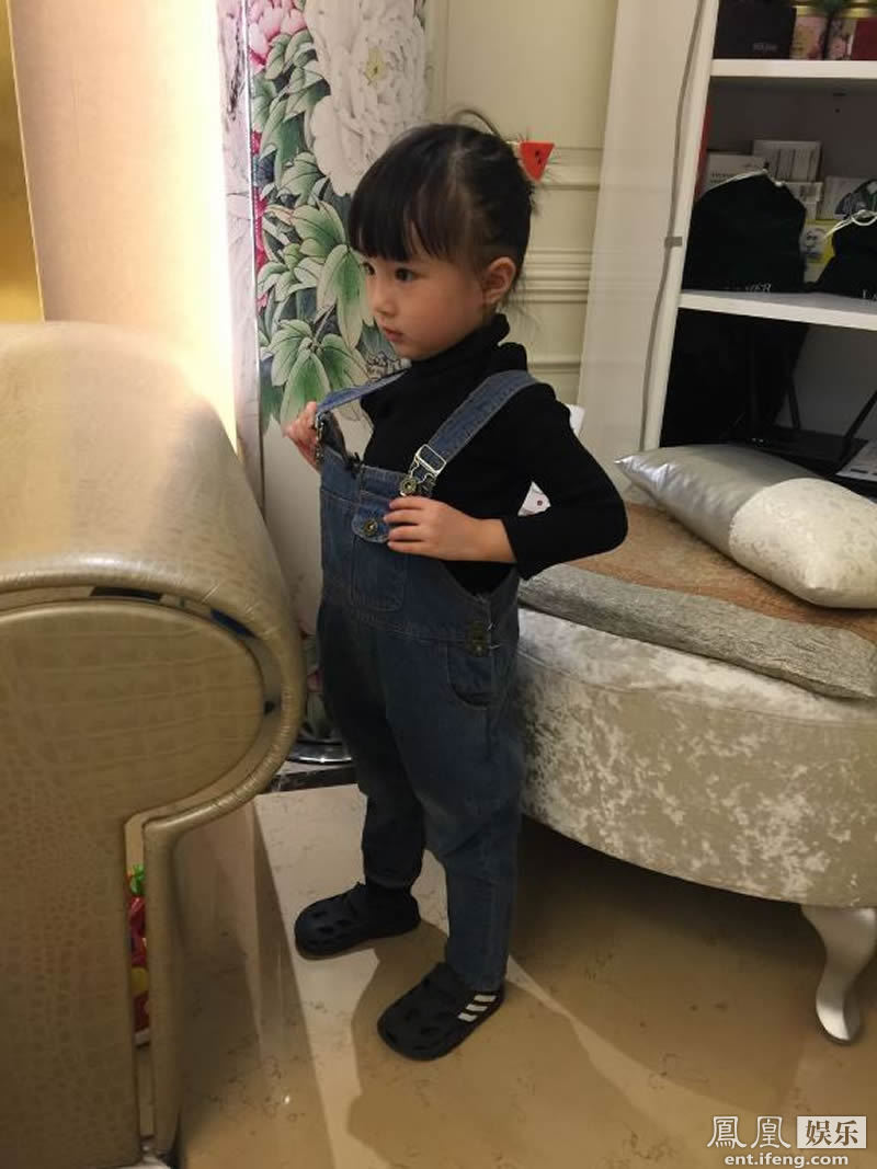 因为曾与孩子一同参与过亲子节目，对于杨威和夏克立一家，观众并不陌生。此次《二胎时代》两个家庭同时回归荧屏，不由让人更加期待，他们会有什么样的成长？然而，“育儿老手”的回归并没有想象中顺利，好不容易搞定一个孩子的他们在面对两个“小魔王”时也左右为难。   首期节目中，杨阳洋家迎来了一位小美女。初来乍到，可爱妹妹就用自己甜蜜的声音和“爱娇”的表情瞬间虏获了杨威一家。在杨威杨云的共同努力下，两位小朋友也相处甚欢，然而“好景不长”，用餐阶段让杨威“栽了跟头”。