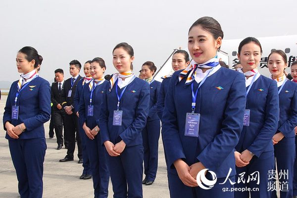 图为参加多彩贵州航空首航仪式的乘务员。王钦摄
