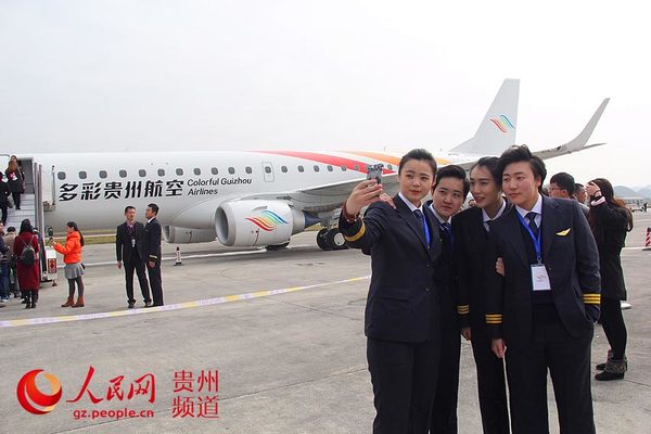 图为乘务员在多彩贵州航空首航前自拍留恋。王钦摄