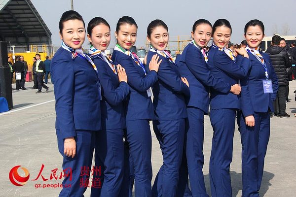 图为乘务员一起合影留恋。王钦摄