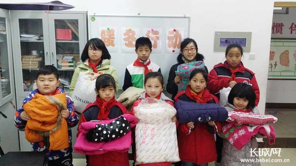 秦皇岛小学生爱心捐赠衣物 助山区孩子温暖过