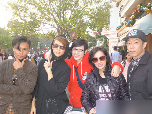 朱茵与蔡少芬携夫出游 49岁陈法蓉形单影只