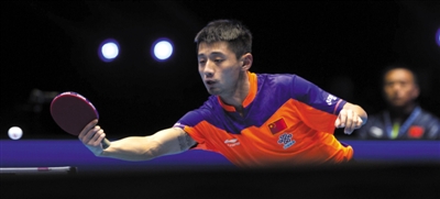 张继科2015赛季状态不佳，4个月内输了5场外战。他成了昨日国乒教练员述职的热门话题。本版图片/Osports