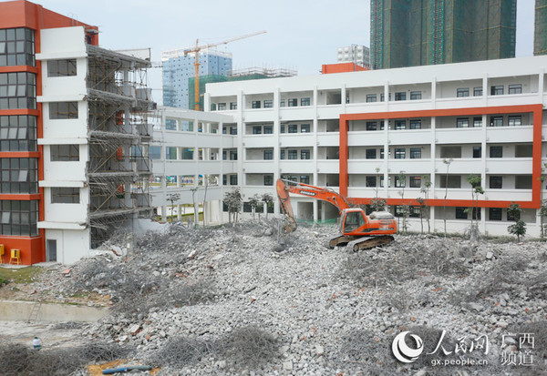 图为教学楼拆除现场（刘群/摄）