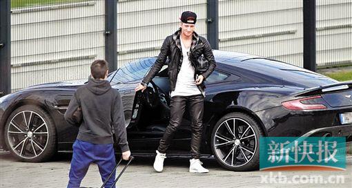 F1车手考驾照惊呆考官 罗伊斯无证被罚了380