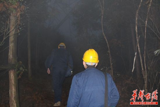 湖南送变电公司员工对±800千伏宾金线1883号杆塔进行防污特巡。