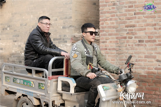 杜淳骑三轮载着父亲杜志国。