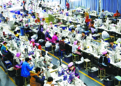 新路体育用品有限公司代工车间通讯员 林剑冰 摄