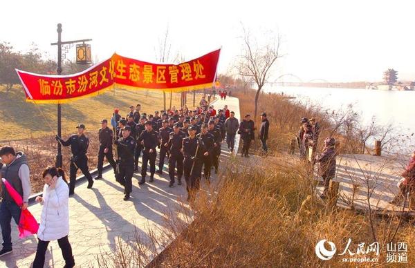 千余名各界健身爱好者迈向活动终点 王兴国  摄