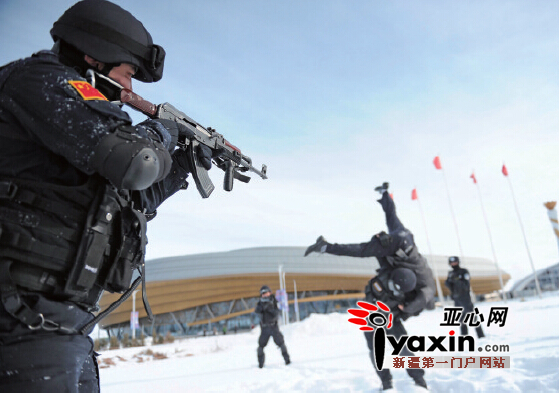 特警队员抓获一名“歹徒”。亚心网记者马元摄