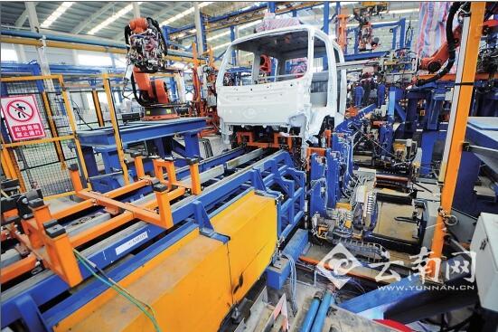 自动化汽车组装线，人只需按电钮即可。