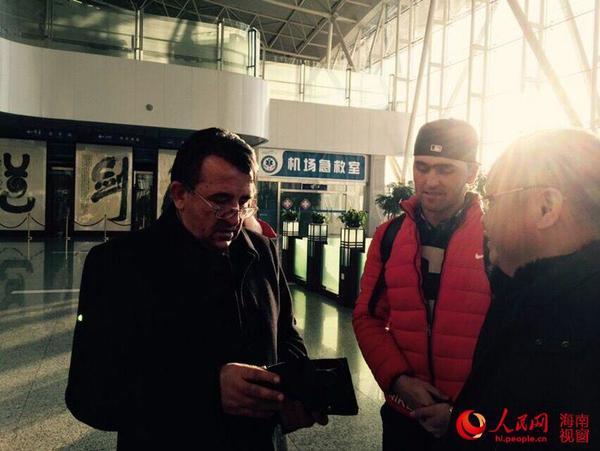 地力县长和演员们交谈