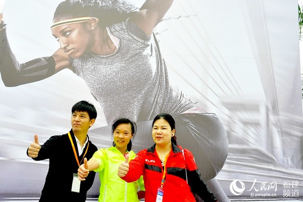 福州女子马拉松好手李素兰(中)多次夺得国内马拉松赛好名次,受侨乡网友热情拥趸。 吴隆重 摄