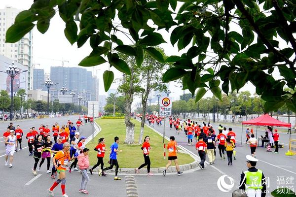 晋江侨乡全民体育健身活动蓬勃开展,图为参赛市民经过折返点。吴隆重 摄
