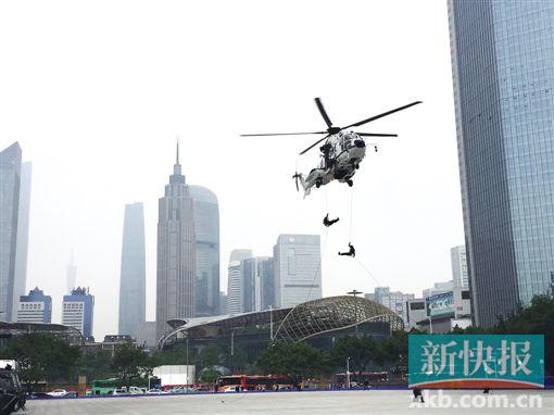 ■特警表演精彩节目直升机索降。
