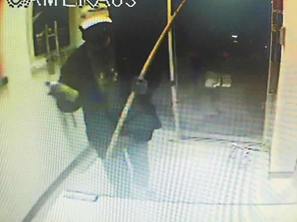 台南仁德京城银行整台提款机被窃，嫌犯使用喷漆破坏监视器。图／翻摄监视器