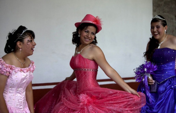 图为墨西哥女孩在成人礼展示她的裙子。（网页截图）