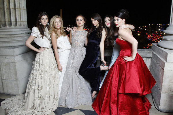 当地时间2013年11月30日，法国巴黎，2013巴黎成人礼舞会在克利翁酒店举行。图为众名媛露台拍摄写真。(资料图片)