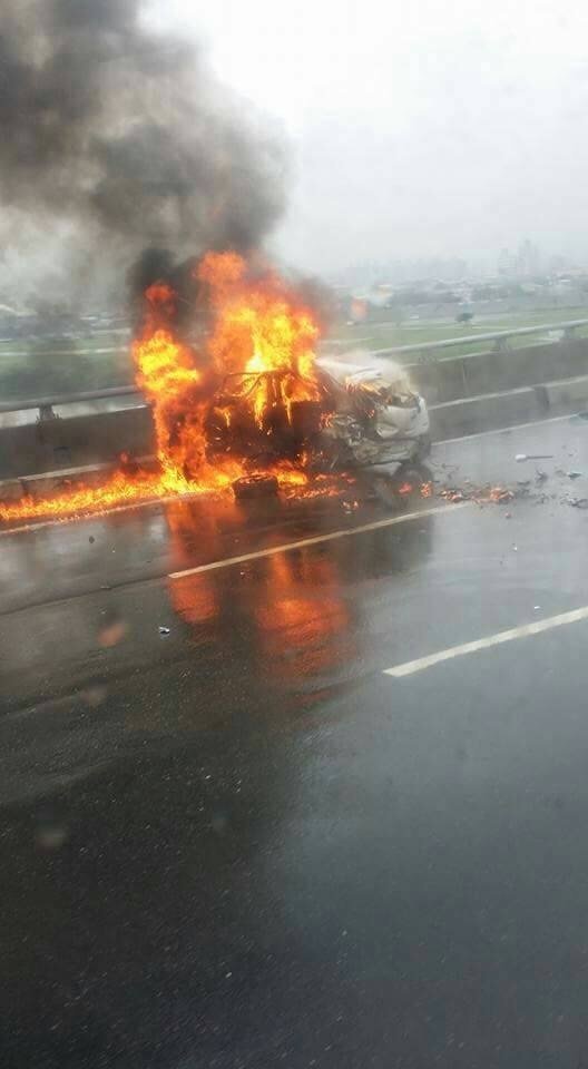 其中一辆轿车弹飞到对向车道，起火燃烧。图片来源：台湾《联合报》记者徐葳伦/翻摄