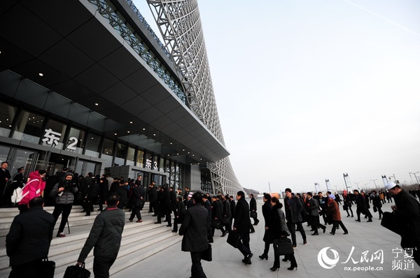 步入会场的代表。