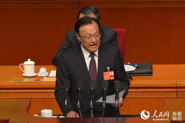 新疆维吾尔自治区人民政府主席雪克来提·扎克尔作政府工作报告.