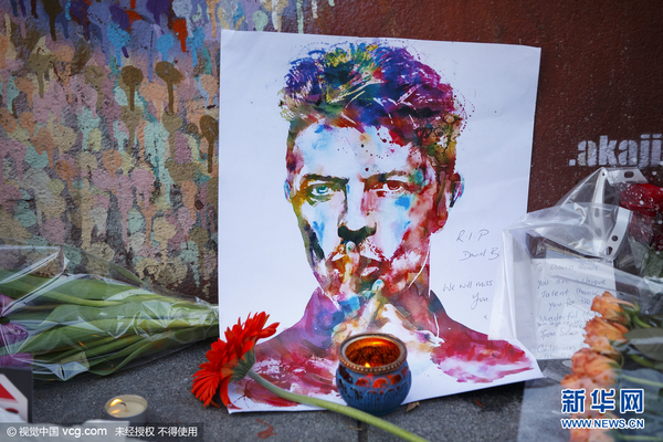 当地时间2016年1月11日，英国伦敦，乐迷们悼念乐坛传奇摇滚巨星大卫-鲍伊。图片来源：视觉中国